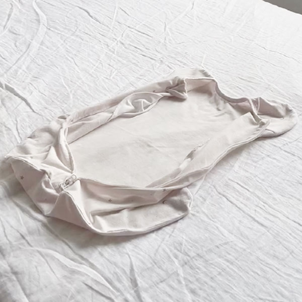 ファスナーを開けて、広げておきます