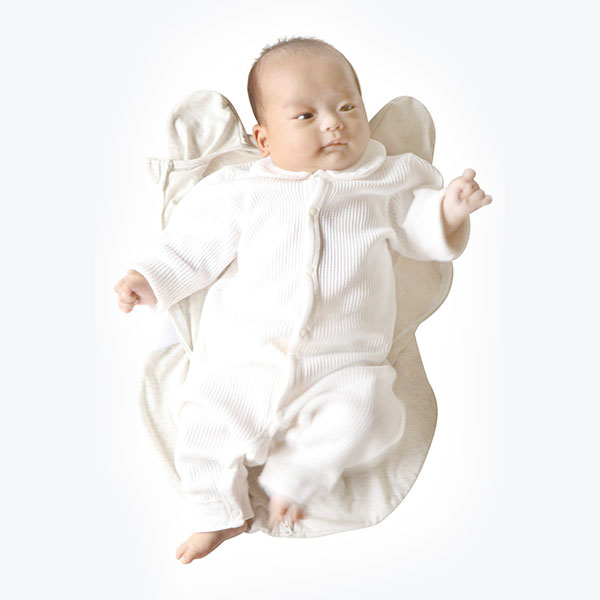 スワドルの上に赤ちゃんをそっと置きます