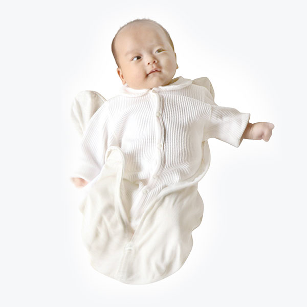 優しく足を入れます 軽く足を曲げると入れやすいです